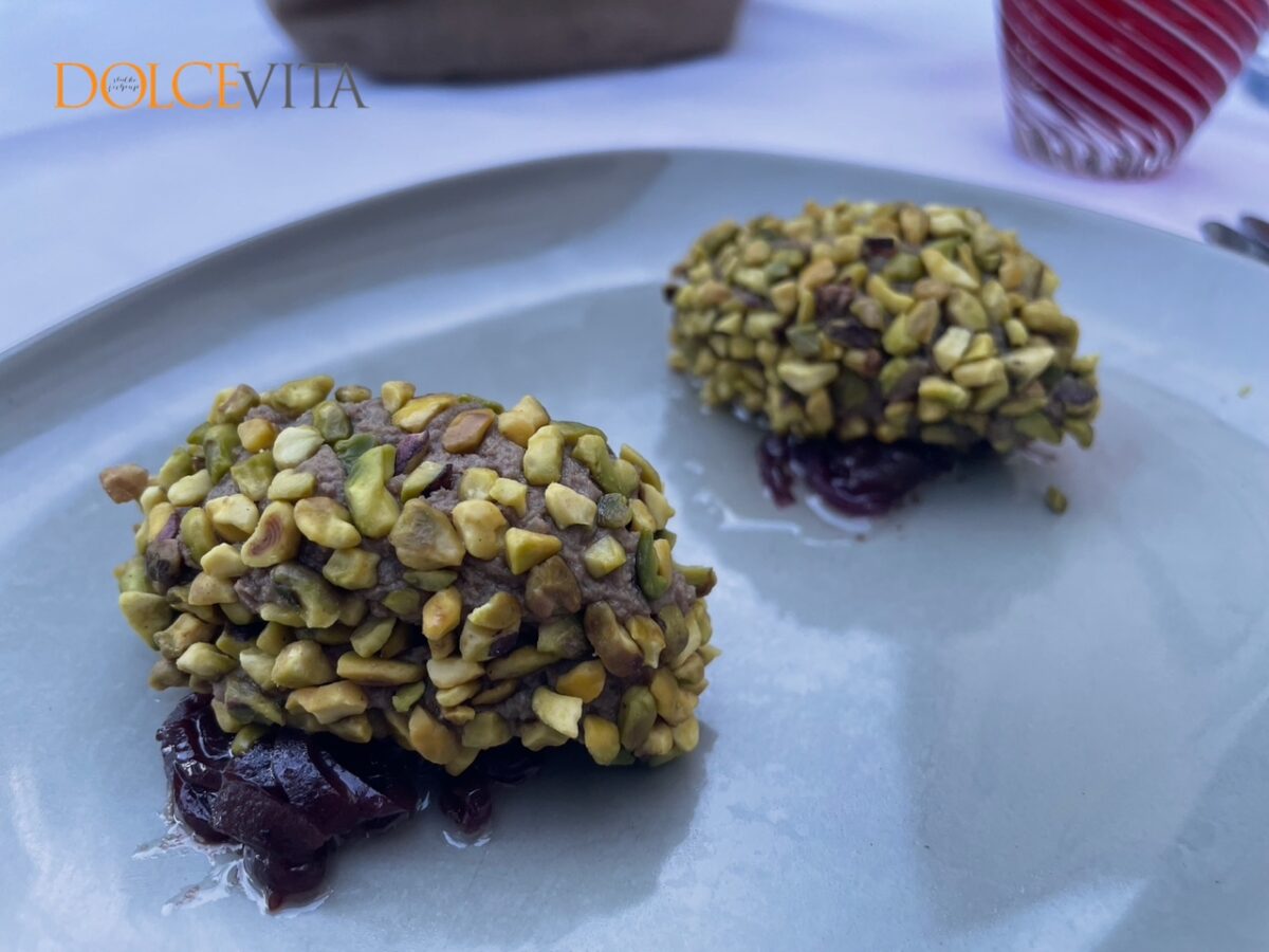 Pašteta iz piščančjih jeter s pistacijami.