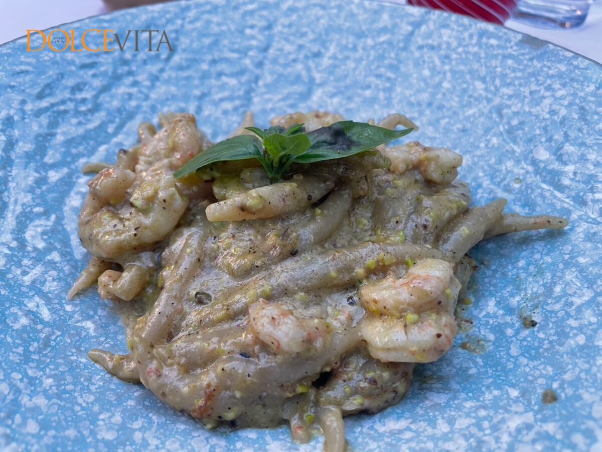 Pljukanci s kozicami in pestom iz pistacije.