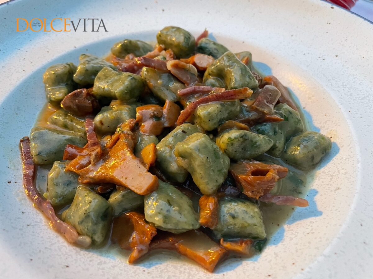 Koprivni njoki z lisičkami in slanino.