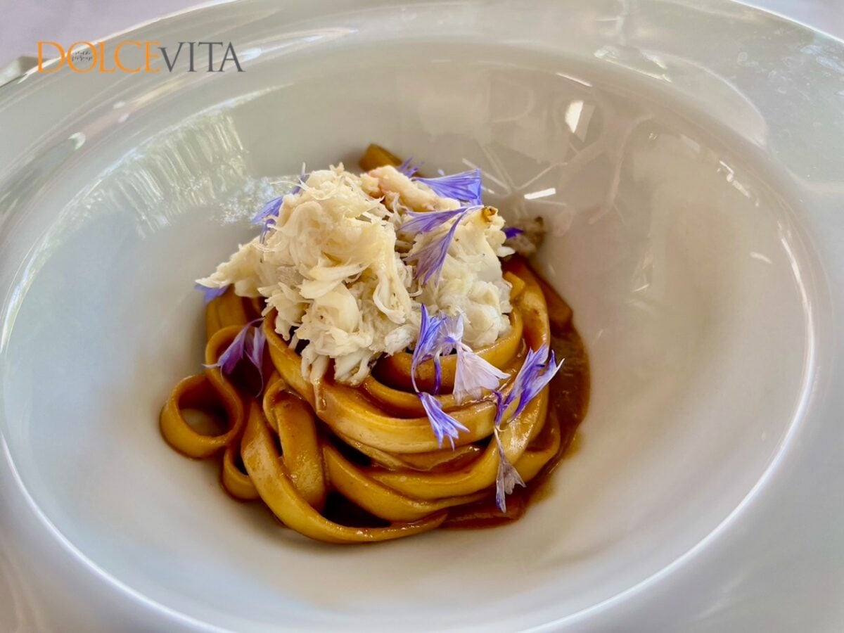 Domači rezanci v slastni omaki z mesom modre rakovice.