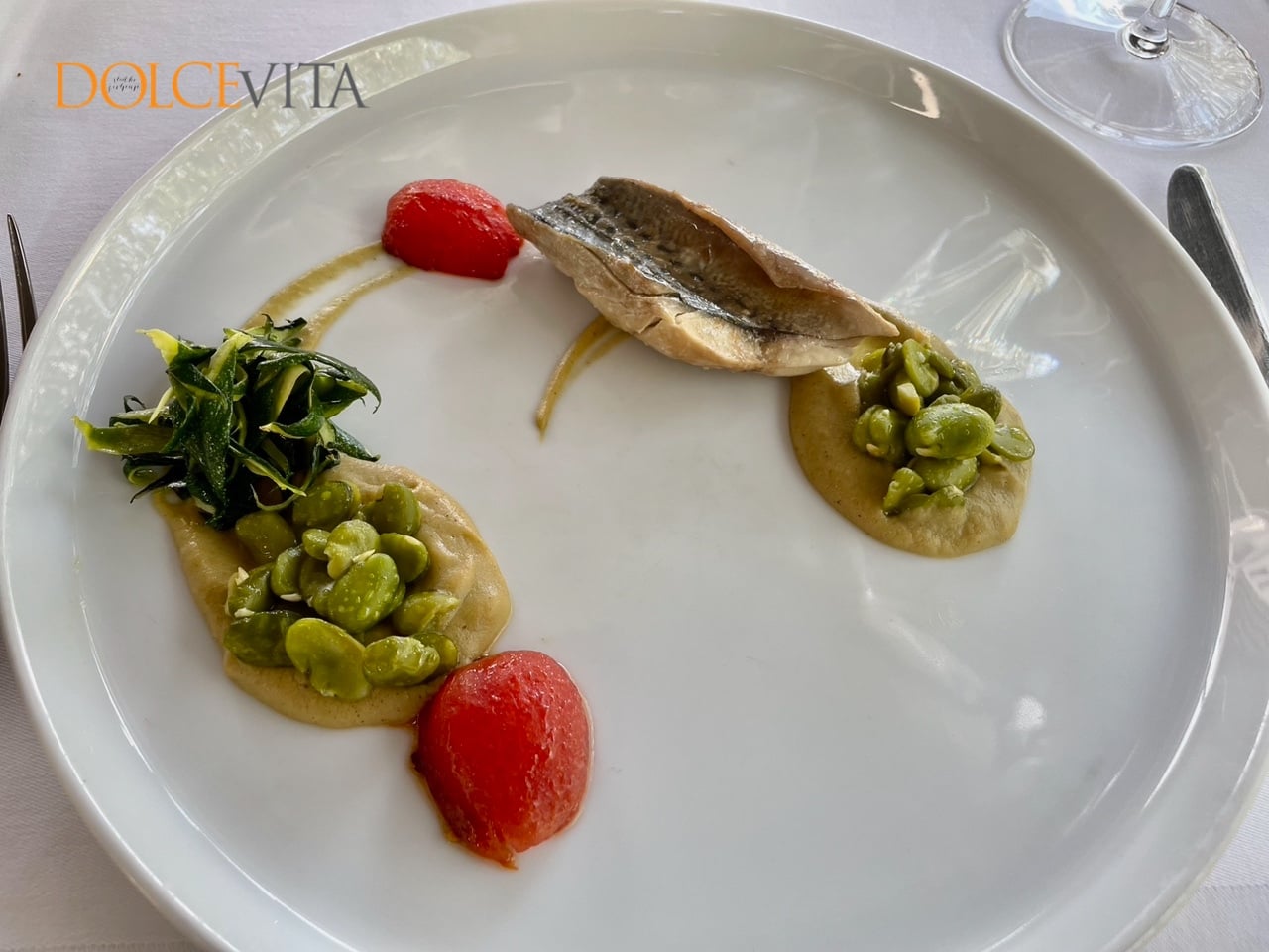 File skuše s pirejem iz boba, olupljenimi paradižniki in pečeno zelenjavo.