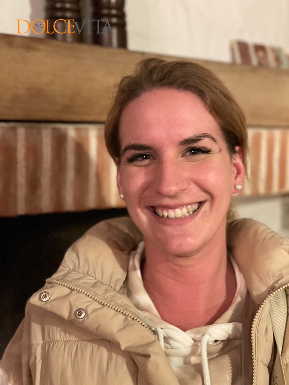  Altea v vlogi kuharice in natakarice.