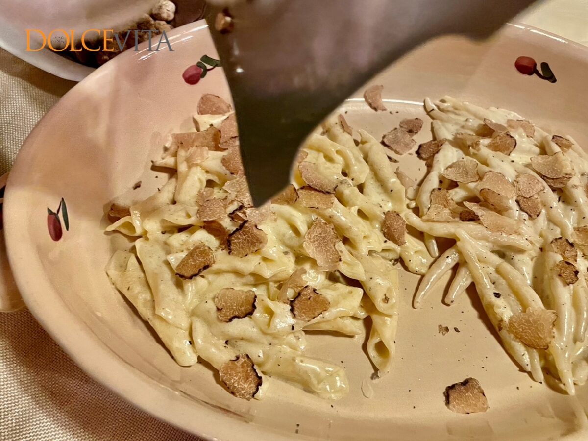 Pljukanci in fuži z belimi tartufi.