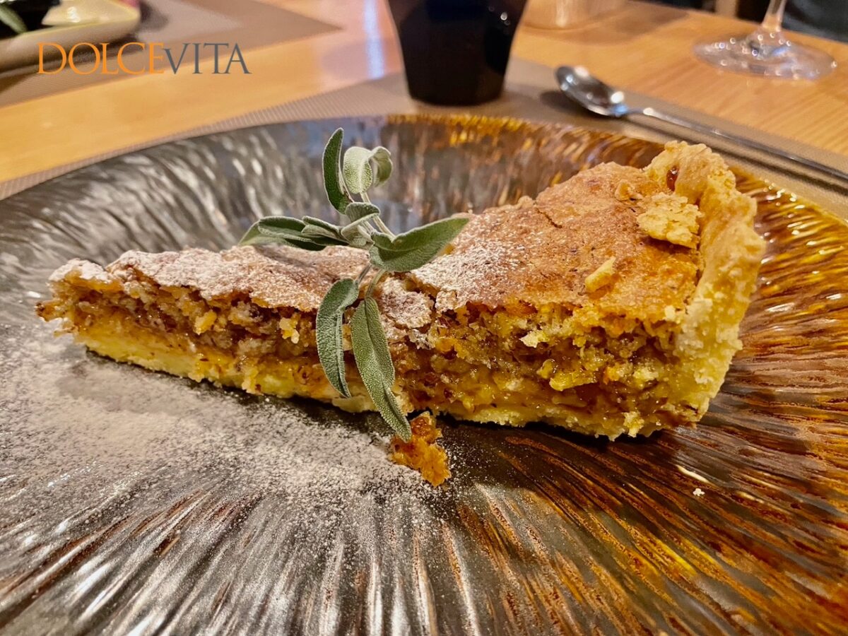 Mandljeva torta z žajbljem.