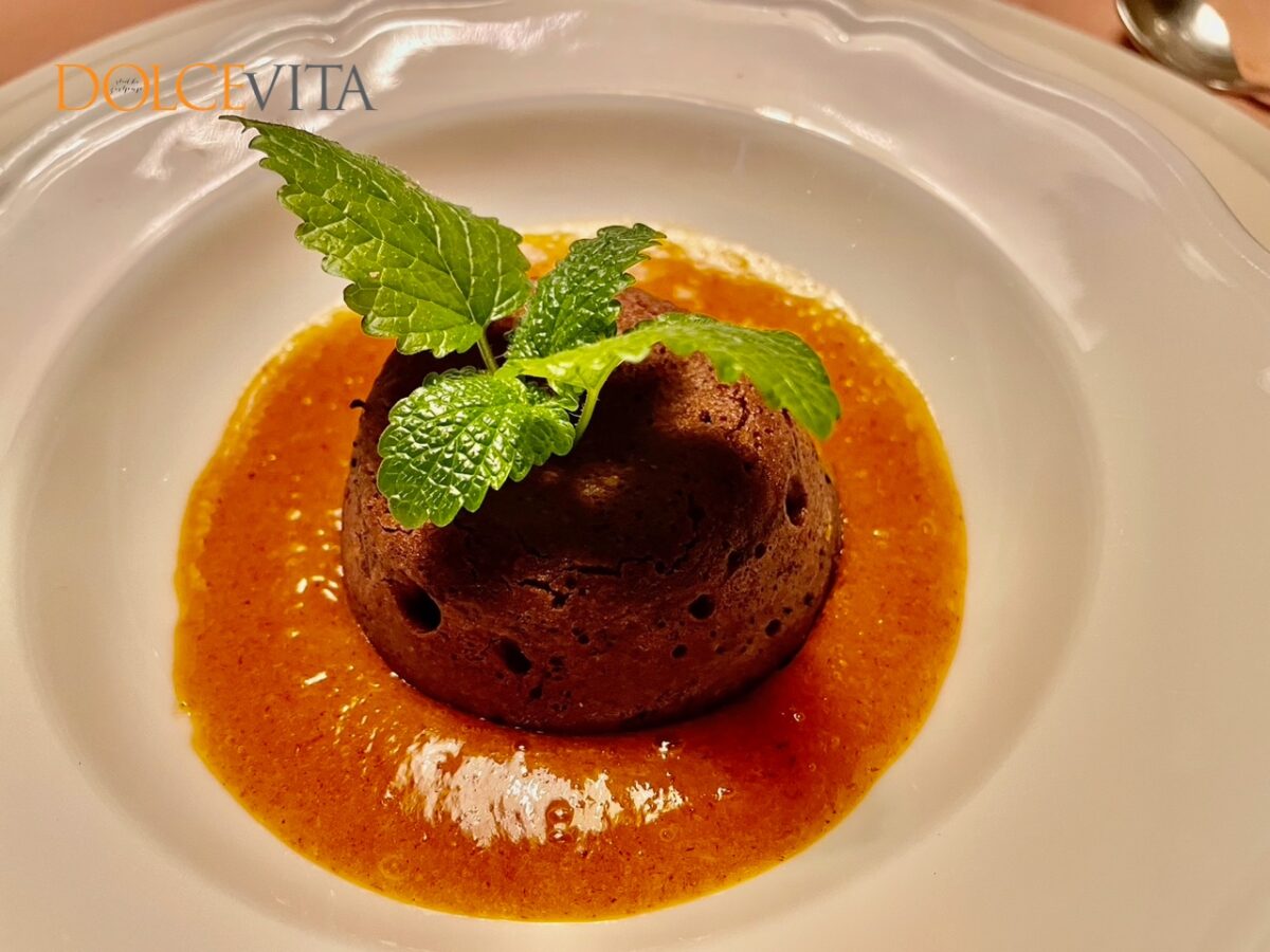 Čokoladni sufle v kakijevi omaki.