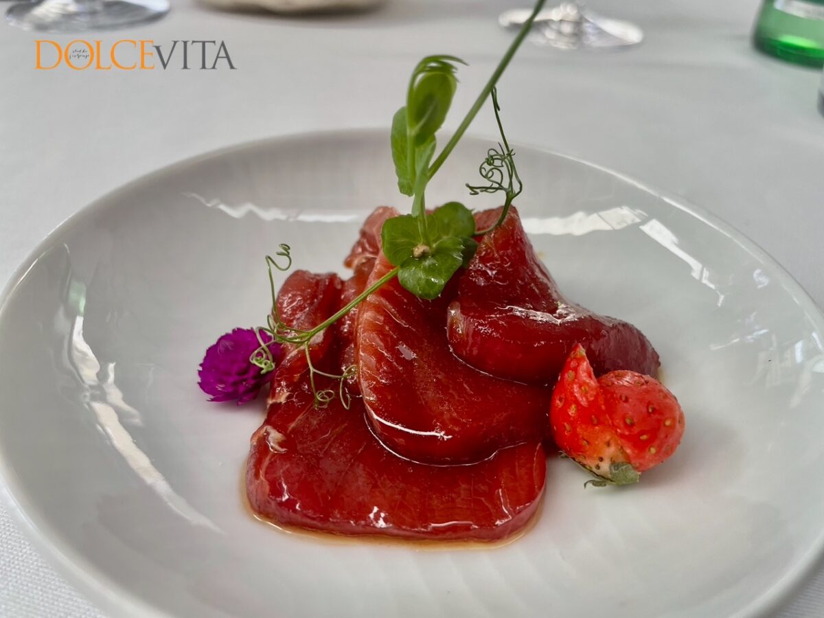 Tunin carpaccio s sojinim prelivom.