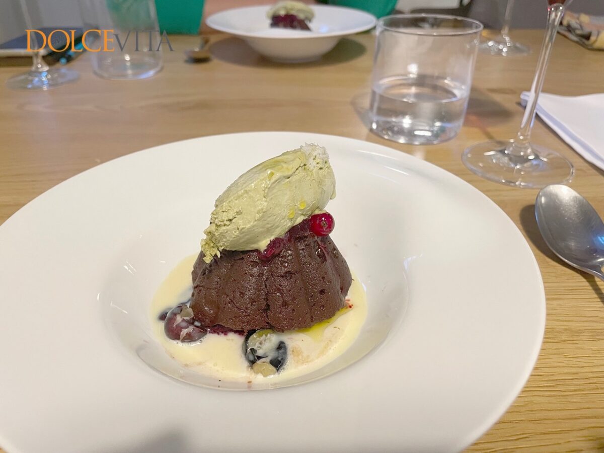 Čokoladni sufle s sladoledom iz pistacije,