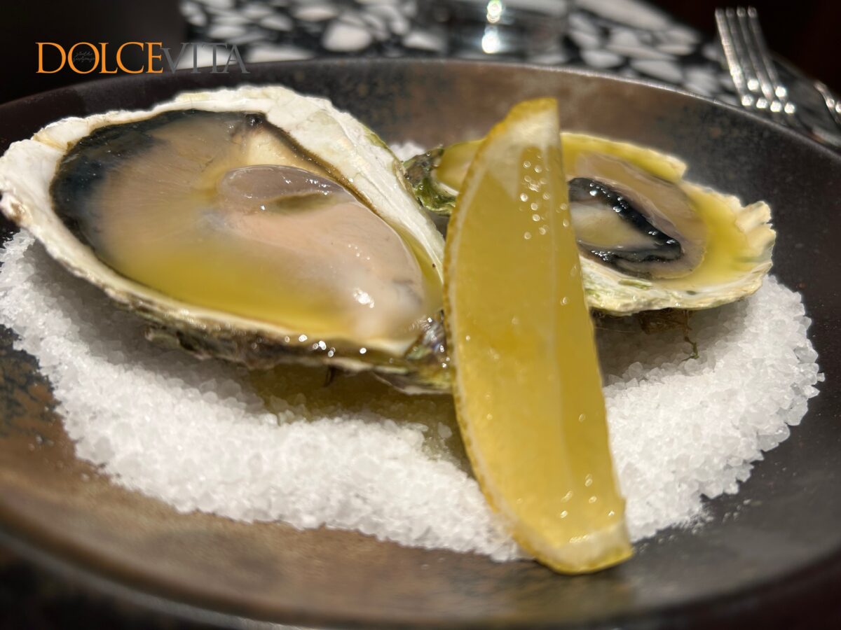 Kamenice z limonovim želejem.