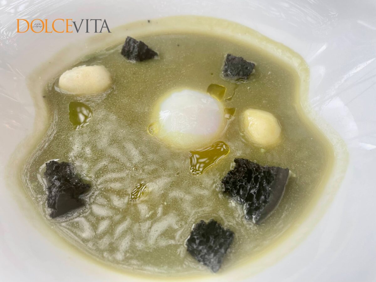 Juha iz divjih špargljev in poširanim jajcem.