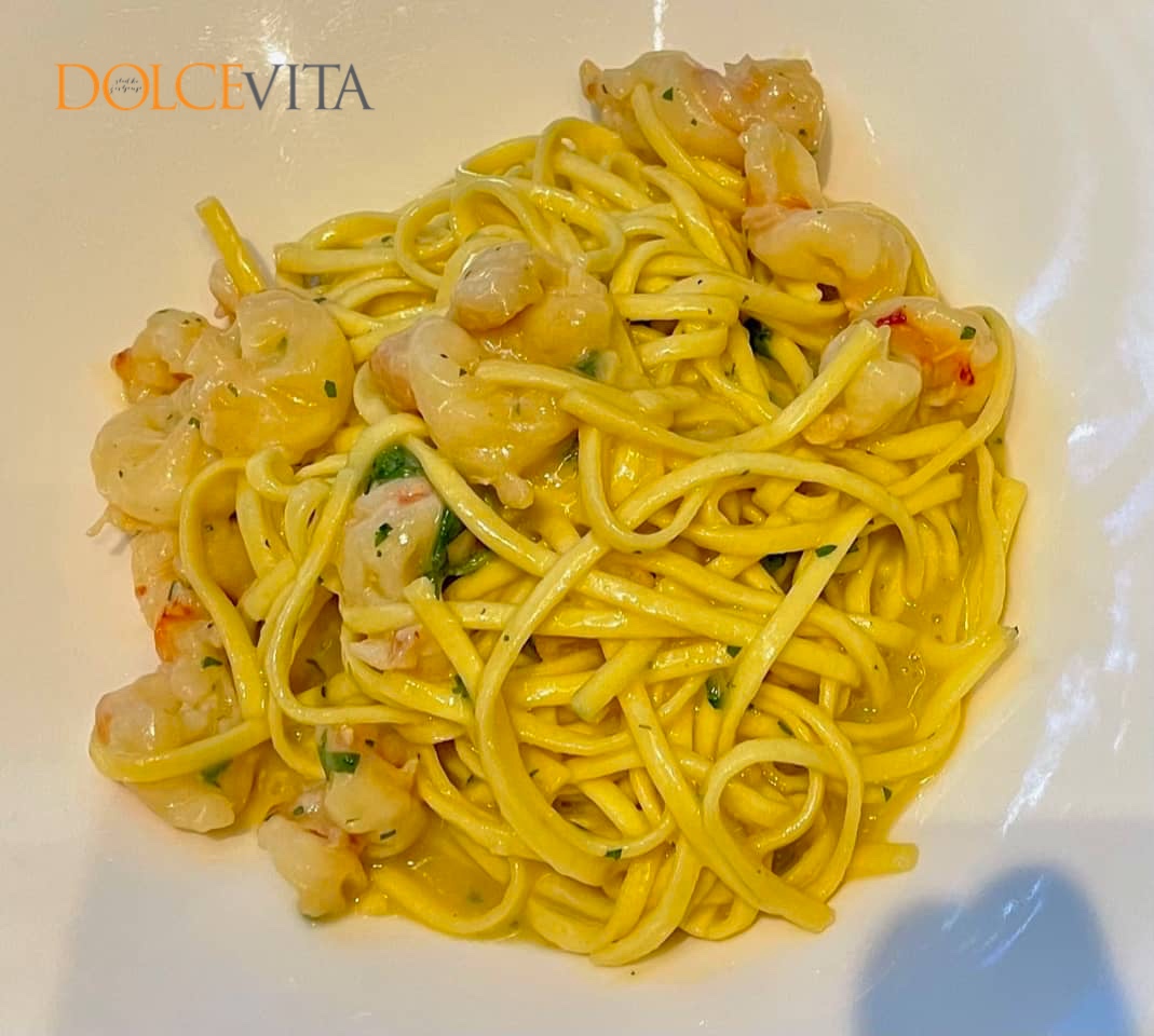 Fini špageti na belo s škampi.