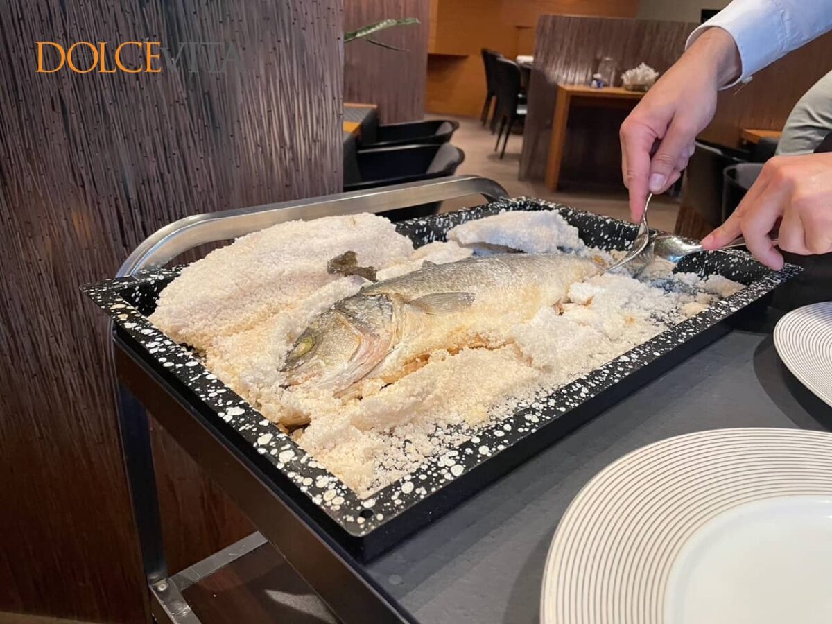 Brancin v soli med osvobajanjem izpod slanega pokrova.