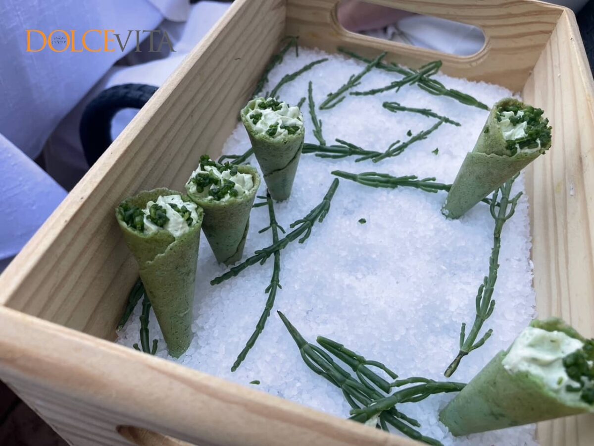 Korneti iz salicornije z mlado skuto.