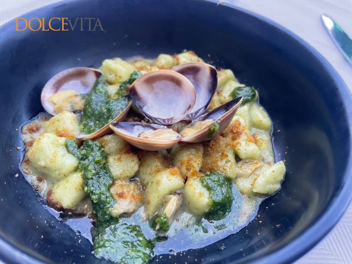 Njoki s čemažem in vongolami.