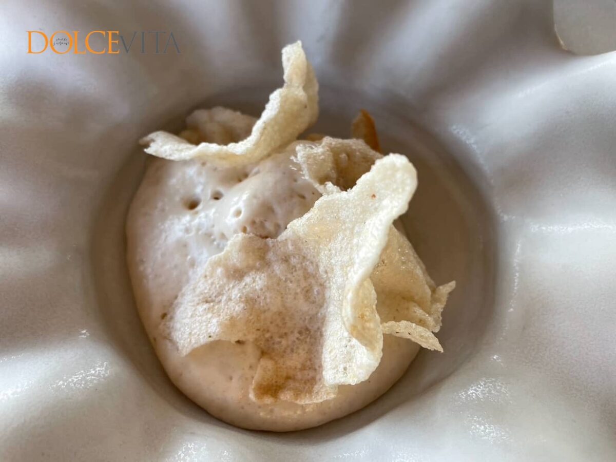 Hrustljavi jastog v majonezi iz jastogove omake s pasijonko.