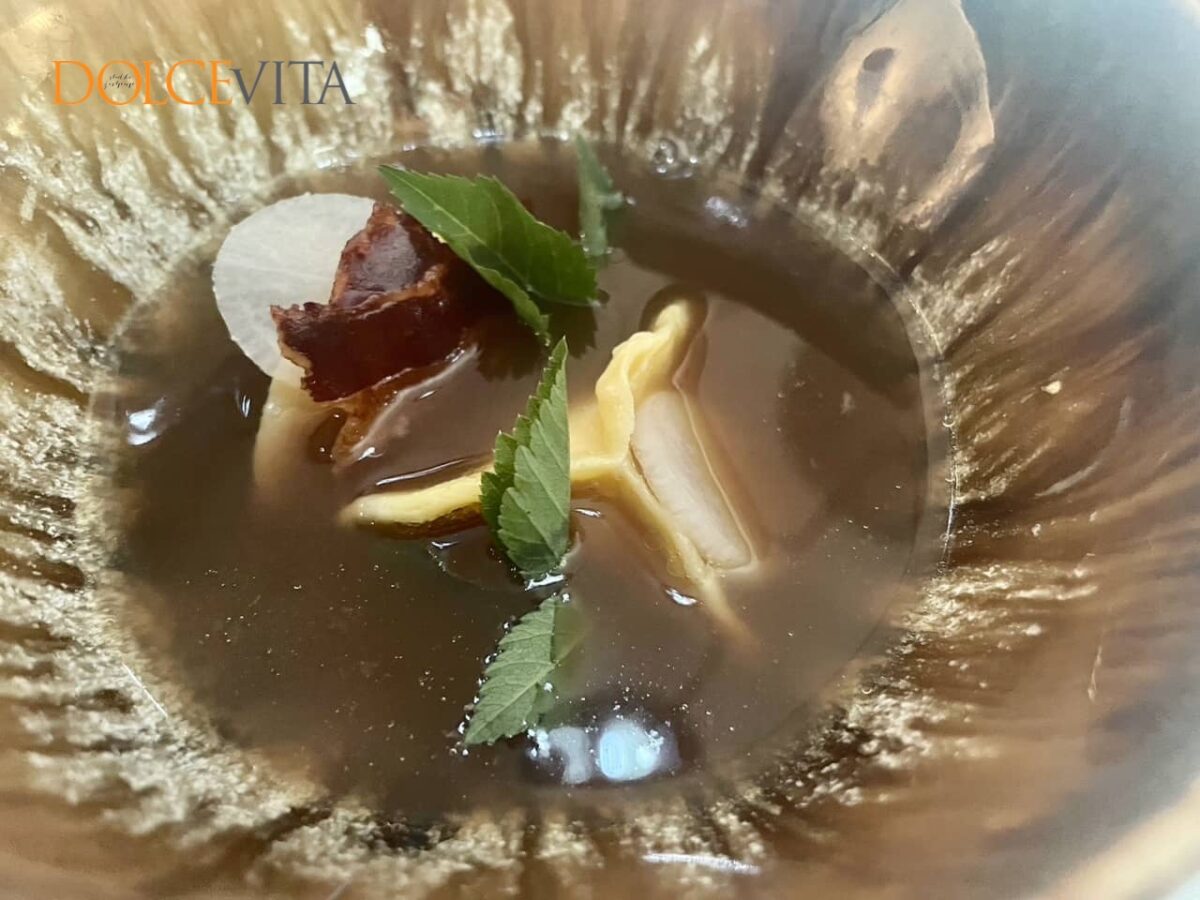  Raviol z dimljenim krapom, krema iz vložene bele repe in pečena slanina.