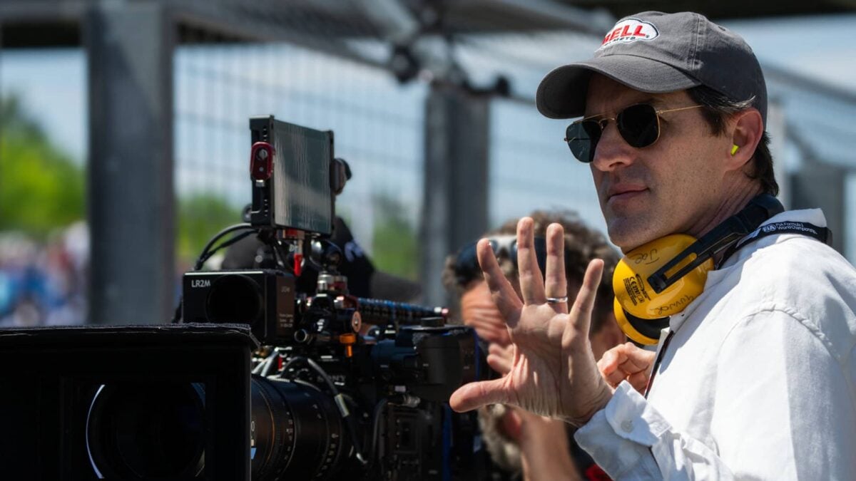 Režiser in producent Joseph Kosinski na setu of Apple Original Films F1 The Movie (Vir: apple.com)