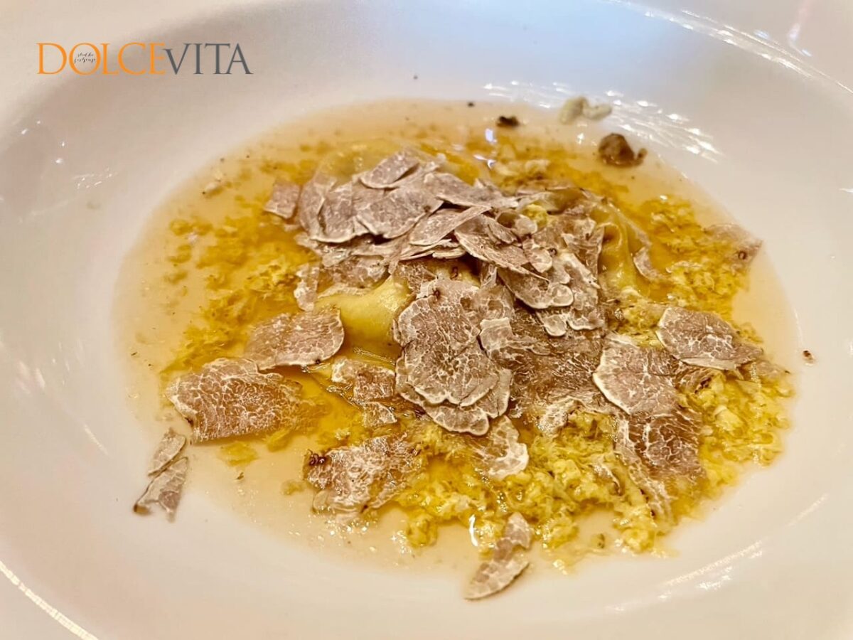 Goveja juha z rumenjakom in belimi tartufi.