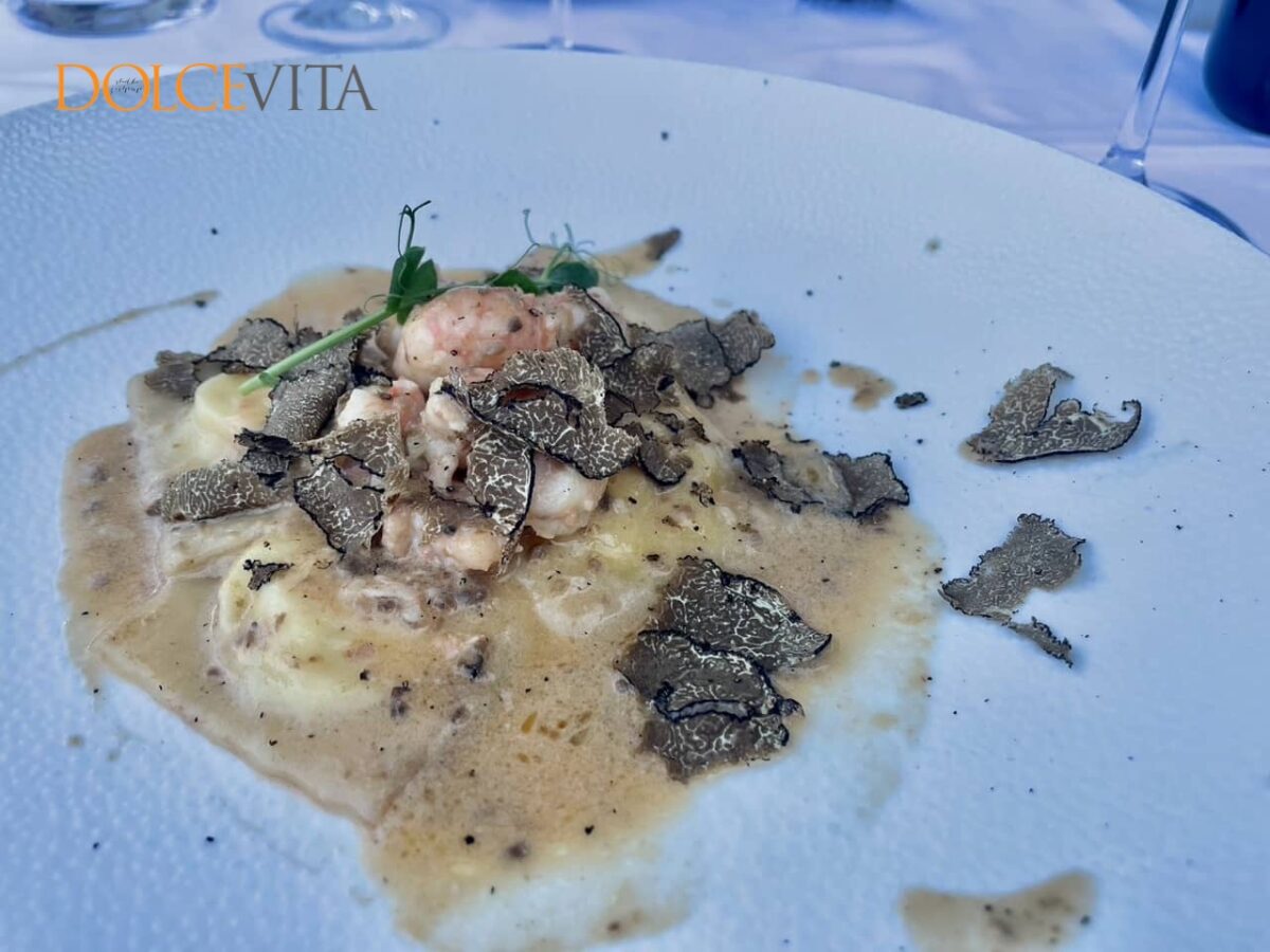 S skuto polnjeni ravioli in škampi s tartufi.