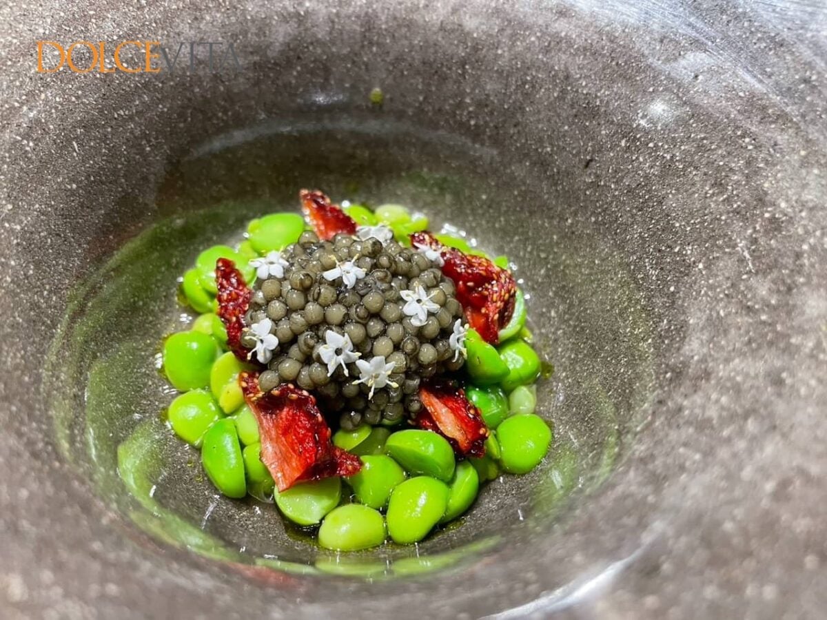 Grah z jagodami in kaviarjem.