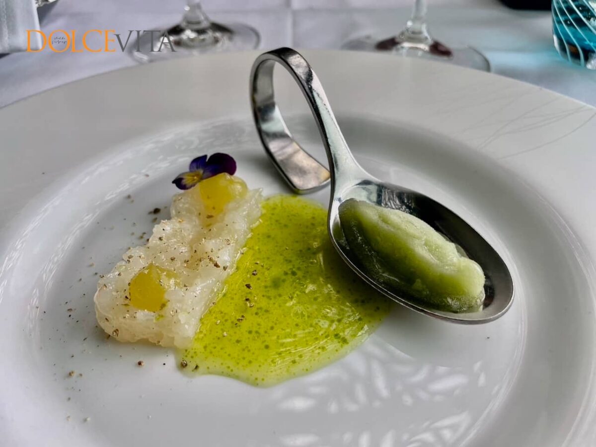 Škampov carpaccio z medom in rožmarinovim sladoledom.