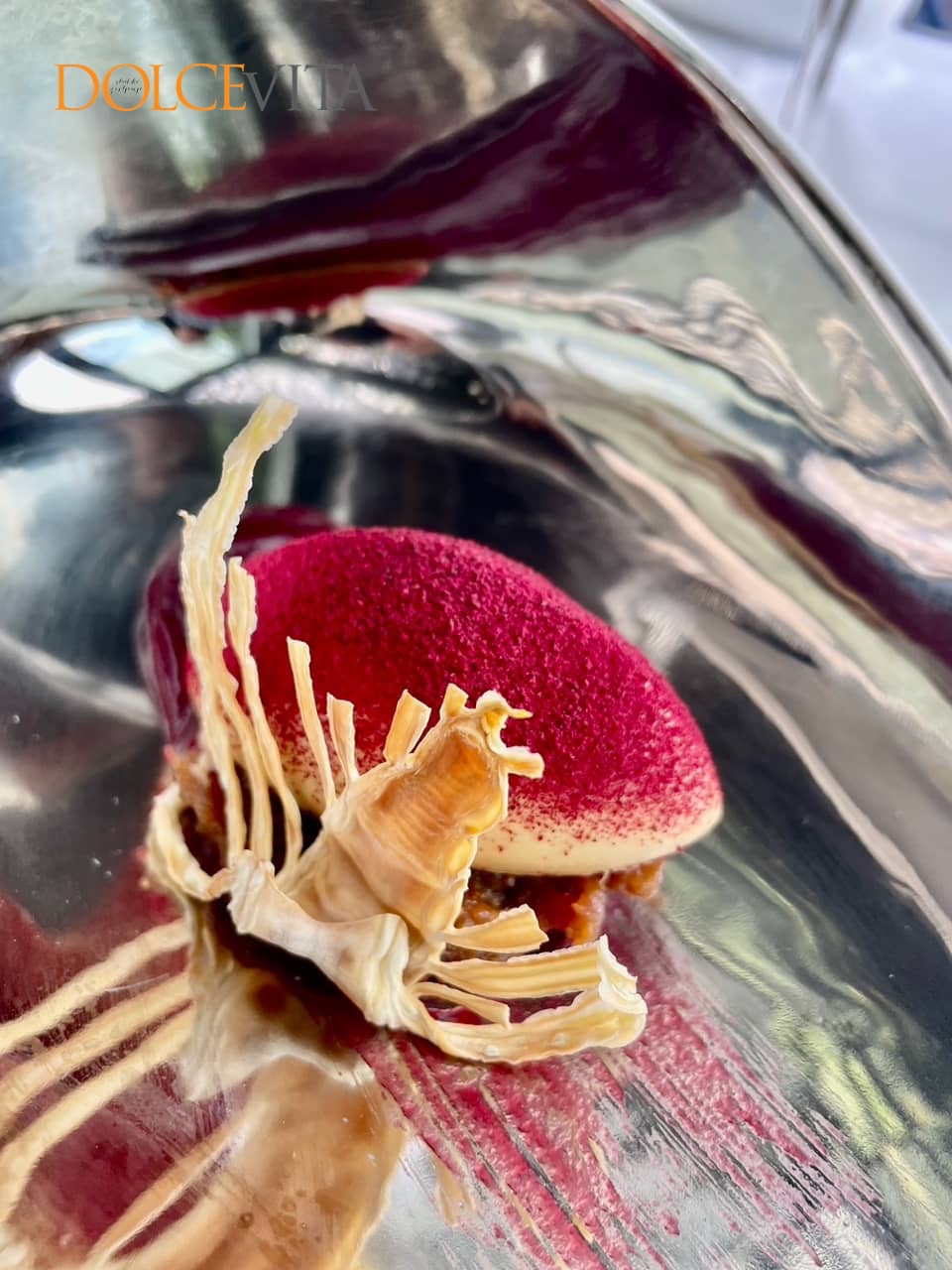 Fois gras s hrustavčkom in prahom iz posušene rdeče pese.