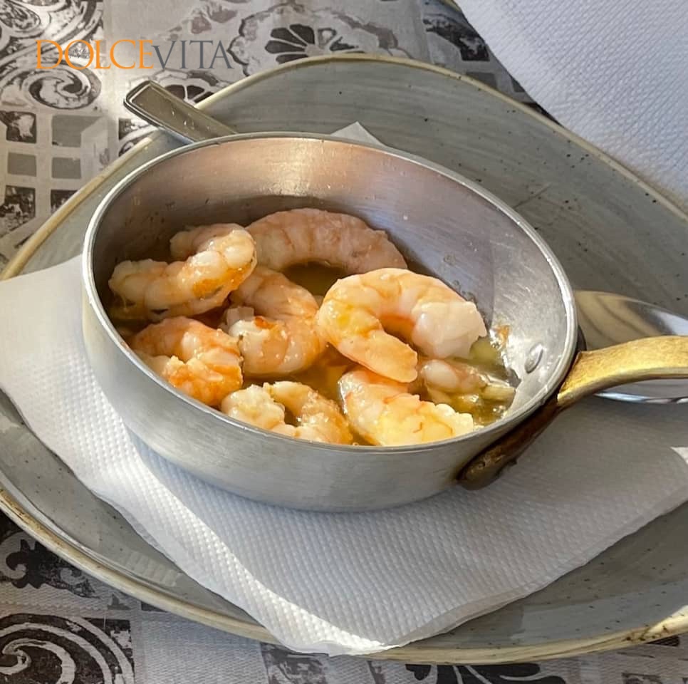 Škampovi repki v vrelem oljčnem olju.