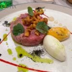 Tatarec z lisičkami in aromatiziranim maslom.