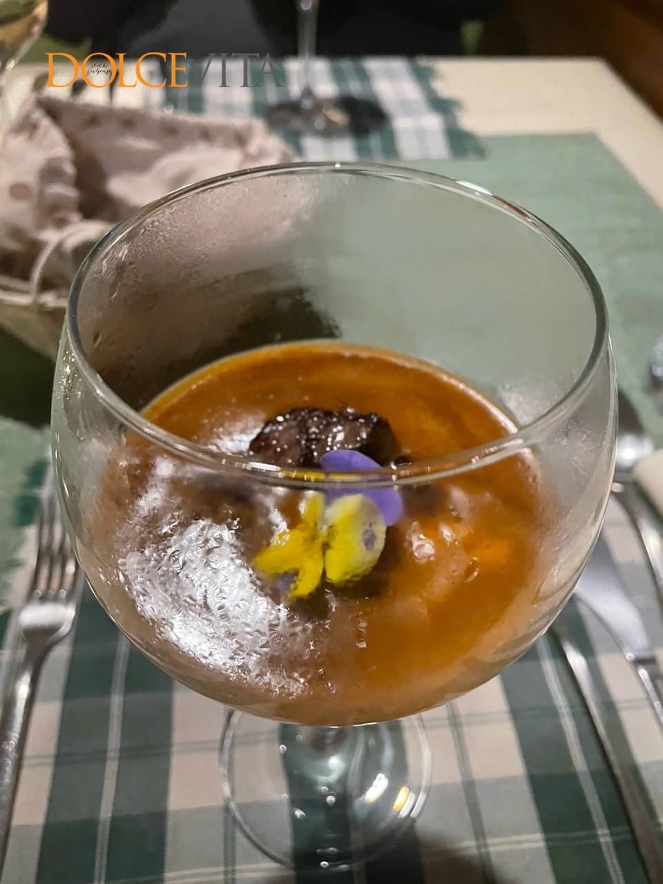 Jelenov golaž z belo polento.