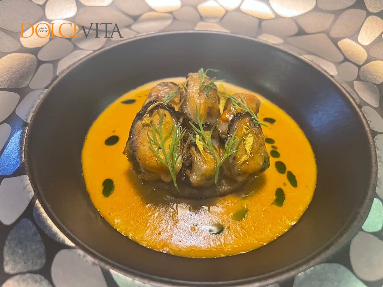 Dagnji na podlagi iz steka iz zelene in čilijem.