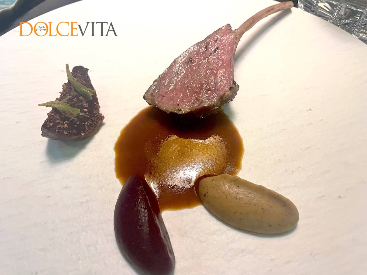 Jagenjčkova krona z dvema kremama.