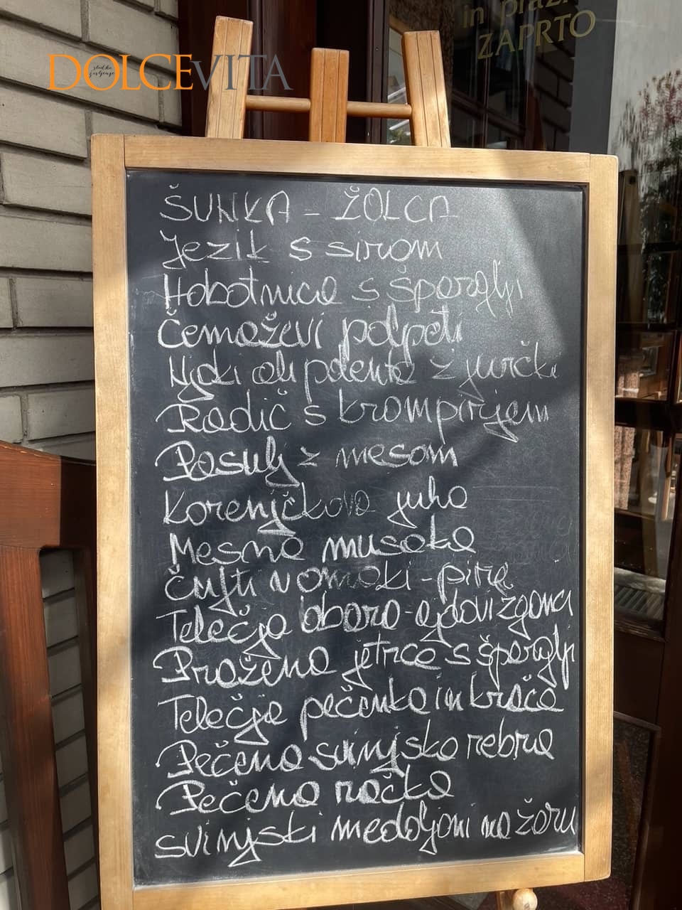 Dnevni meni ob vhodu.