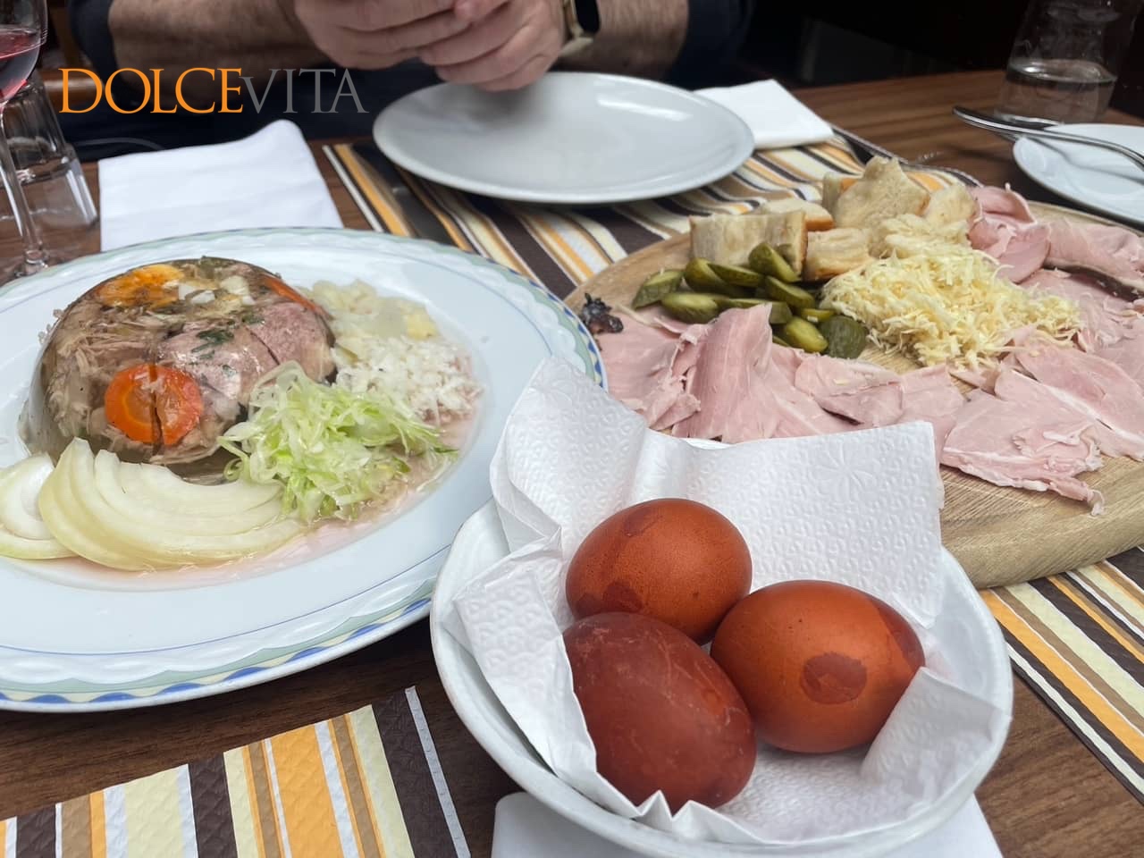 Žolca in velikonočna šunka iz testa z dodatki.