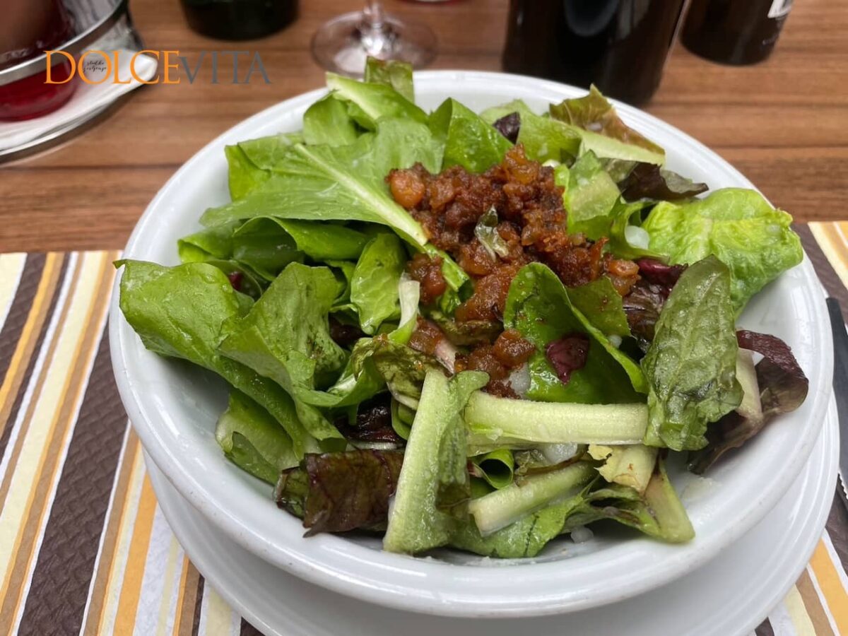 Poljski radič z ocvirki.