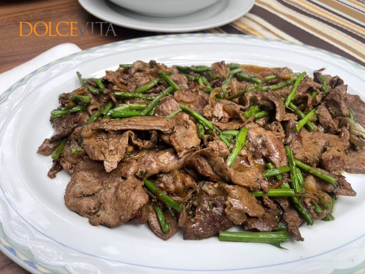 Jetrca z divjimi šparglji.