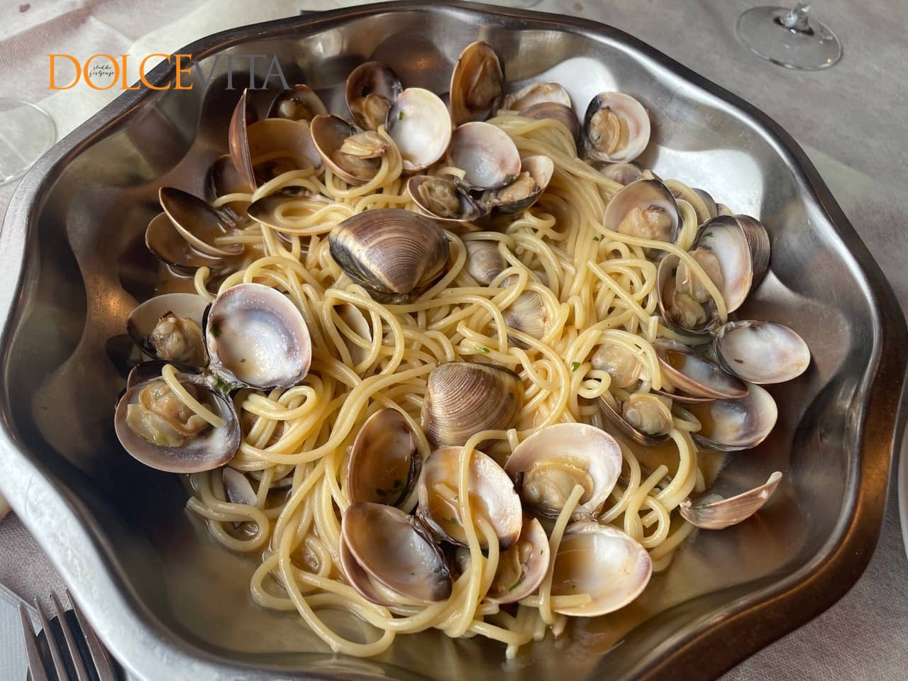 Špageti z vongolami.
