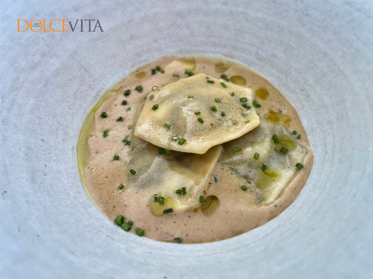 Domači ravioli, polnjeni z gosjimi jetri in omaki iz jurčkov.