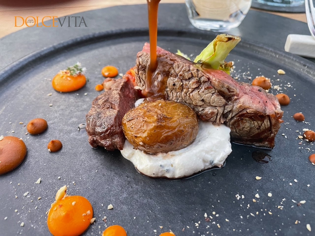 Ramsteak na skuti s krompirjem.