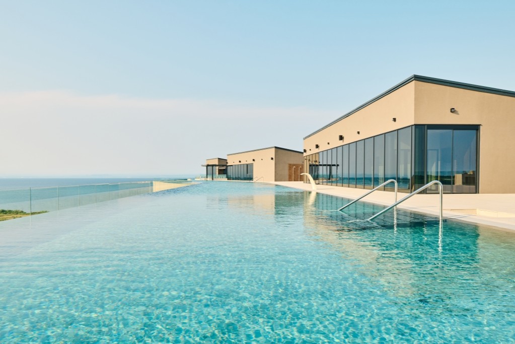 Fenomenalni bazen na strehi. Foto: https://petramresort.com/