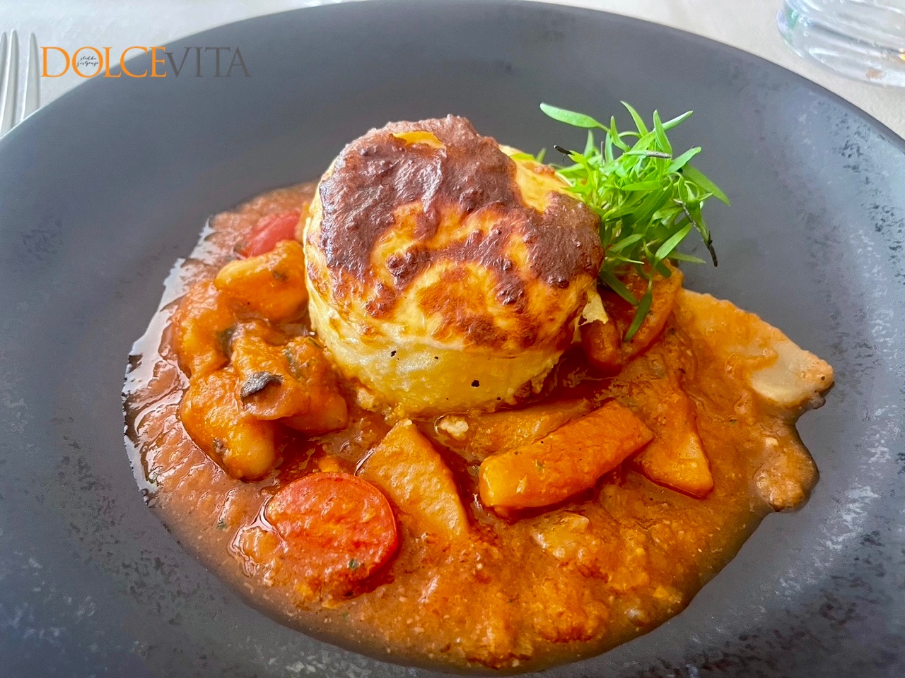 Gratinirana polenta v brodet omaki z lignji.