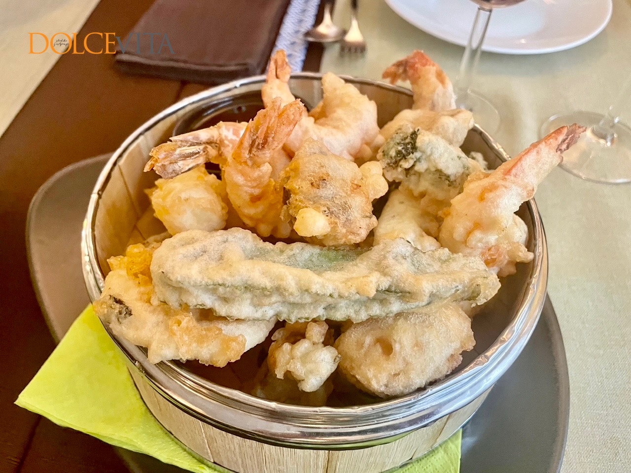 Japonska tempura z zelenjavo in kozicami.