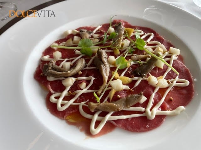Goveji carpaccio z gobami in jabolčnimi krhlji.